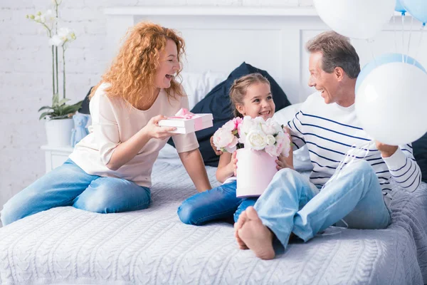 Fröhliches kleines Mädchen, das Geschenke von den Großeltern erhält — Stockfoto