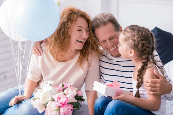 Menina bonito receber um presente de seus avós — Fotografia de Stock