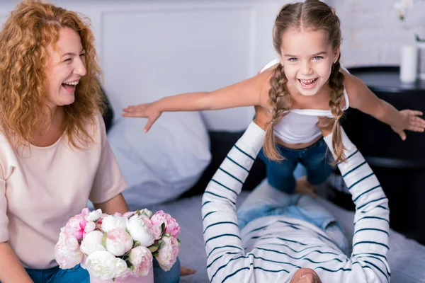 Riéndose niña jugando juegos con sus abuelos —  Fotos de Stock