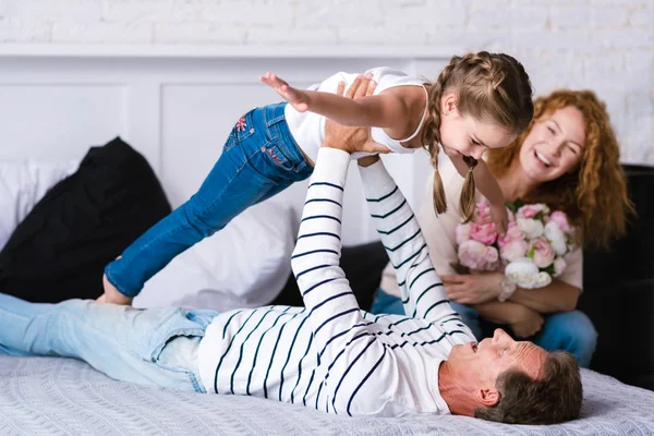 Leende liten flicka spela spel med hennes farfar — Stockfoto