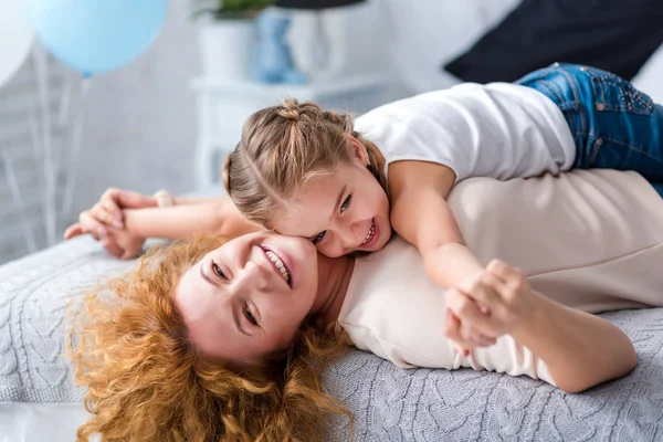 Malé radostné holčičky, baví se svou babičkou — Stock fotografie