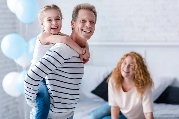 Alegre niña divirtiéndose con sus abuelos — Foto de Stock