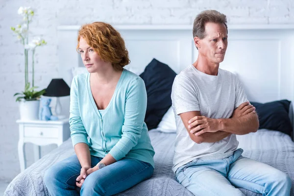 Pareja envejecida trastornada después de una pelea — Foto de Stock