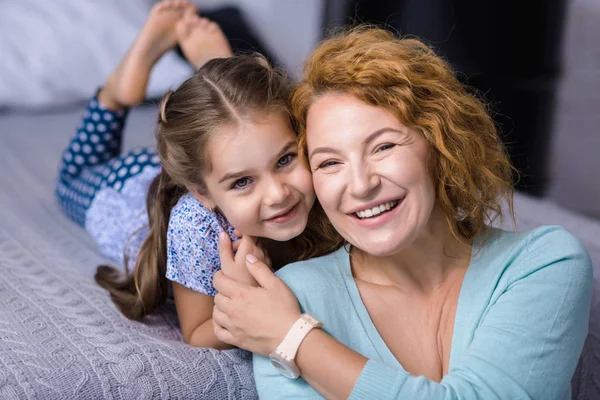 Lachende kleindochter plezier haar grootmoeder — Stockfoto