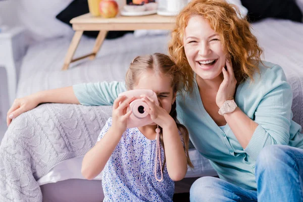 彼女の祖母と一緒に写真を撮る孫娘を笑ってください。 — ストック写真