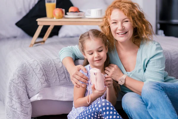 Lachende kleindochter nemen van foto's met haar grootmoeder — Stockfoto