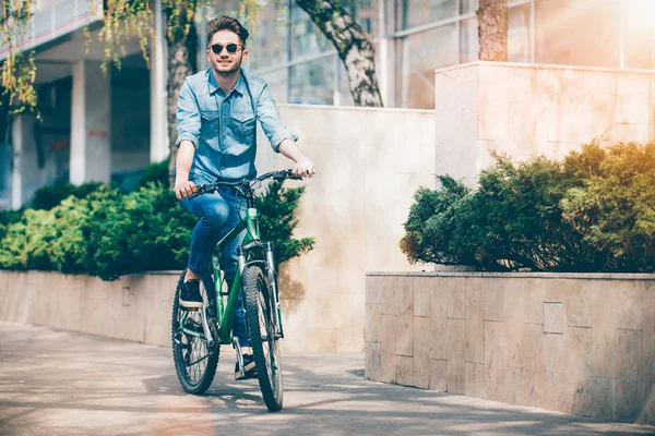 Позитивний усміхнений хлопець їде на велосипеді — стокове фото