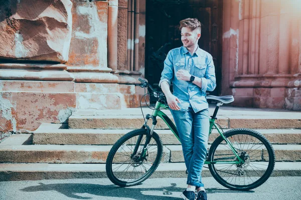 Pozitif genç adam Onun Bisiklet ayakta — Stok fotoğraf