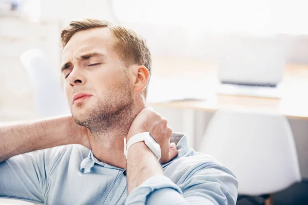 Fröhlicher Mann sitzt auf der Couch — Stockfoto