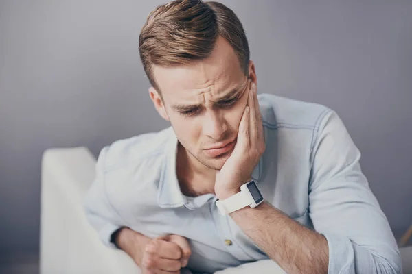 Jeune homme déçu ayant mal aux dents . — Photo