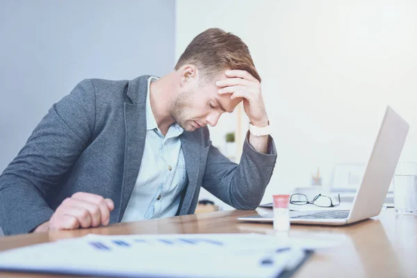 Hardwerkende jonge man die op laptop werkt — Stockfoto