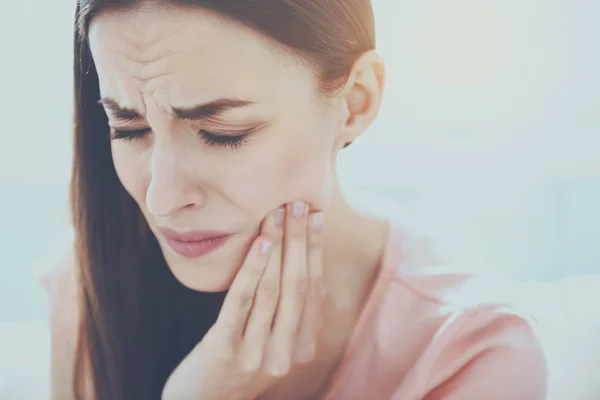 Nahaufnahme einer hübschen Frau, die unter Zahnschmerzen leidet. — Stockfoto