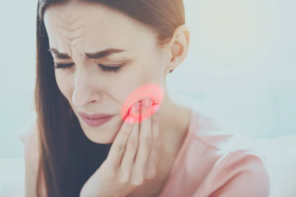 Sofrendo jovem mulher com dor de dente . — Fotografia de Stock