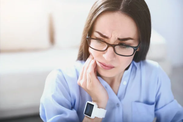 Mujer joven cansada teniendo dolor de muelas . — Foto de Stock