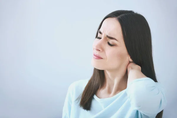 Nahaufnahme einer müden jungen Frau. — Stockfoto