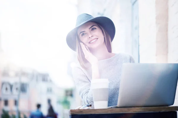 Vrolijke vrouw praten op mobiele telefoon — Stockfoto