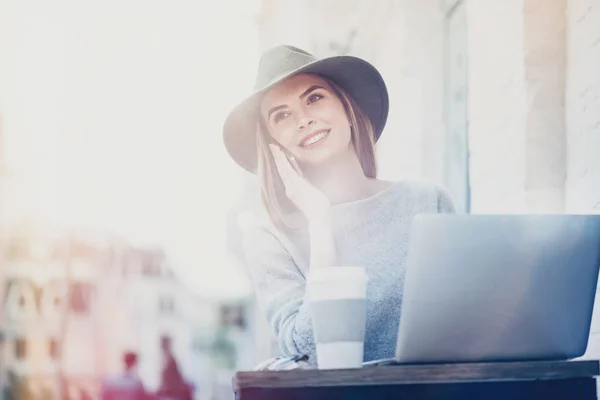 Vrolijke inhoud vrouw stond buiten het café — Stockfoto