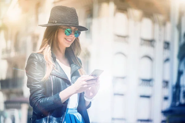 Leende snygg kvinna använder smart telefon — Stockfoto