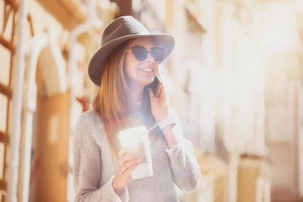 Mujer alegre hablando por teléfono celular — Foto de Stock