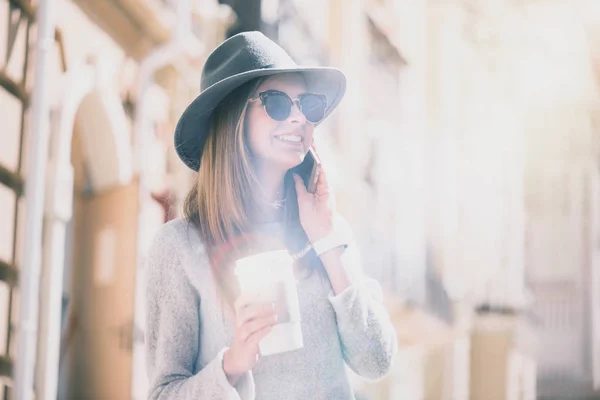 Vrolijke jonge womna praten op mobiele telefoon — Stockfoto