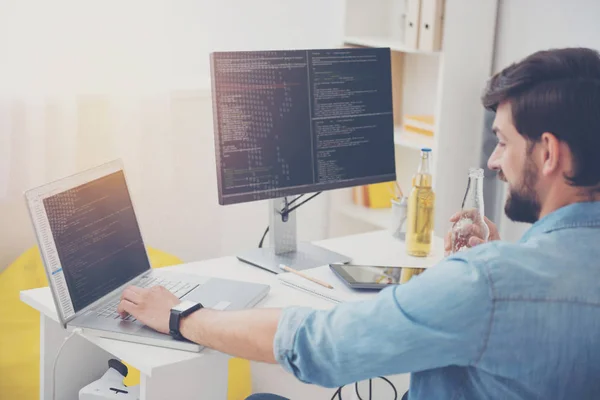 Jonge programmeur, werken in een kantoor — Stockfoto