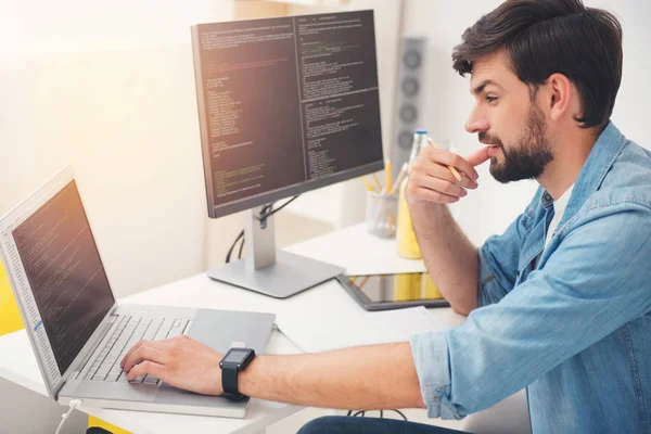 Blij programmeur werken op een laptop — Stockfoto