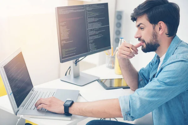 Programador jovem que codifica em um escritório — Fotografia de Stock