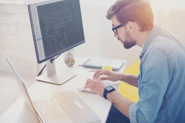 Programador entusiasmado fazendo seu trabalho — Fotografia de Stock