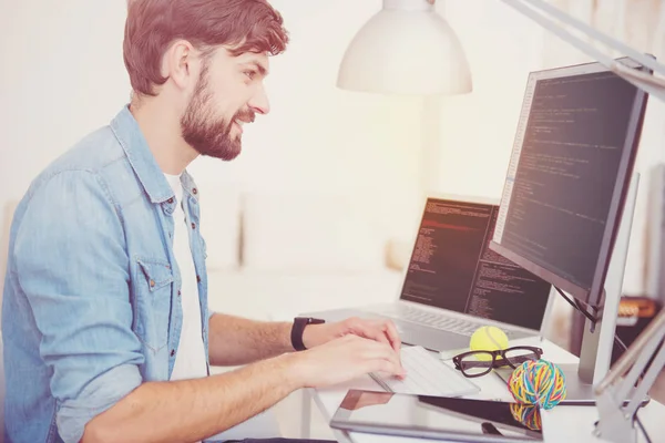 Programador encantado fazendo seu trabalho entusiasticamente — Fotografia de Stock