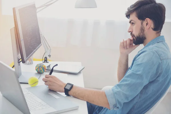 Geconcentreerde programmeur denken over zijn werk — Stockfoto