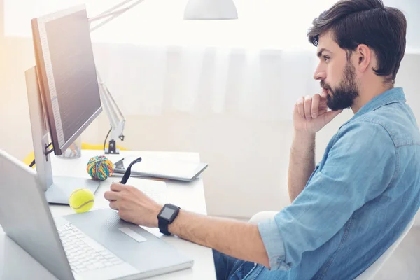 Fleißiger Programmierer, der sich auf seine Arbeit konzentriert — Stockfoto