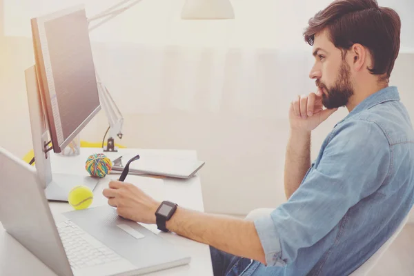 Knappe programmeur analyseren van zijn werk — Stockfoto