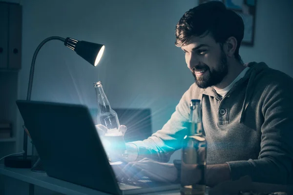 Sorrindo homem jogando videogames após o dia de trabalho — Fotografia de Stock