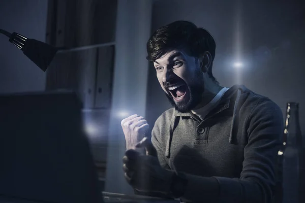 Homem feliz jogando um jogo de computador — Fotografia de Stock