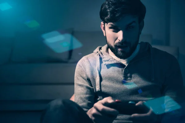 Entusiástico homem usando jogar console em casa — Fotografia de Stock