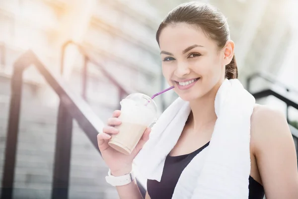 Hermosa joven deportista tomando un refresco después de hacer ejercicio . —  Fotos de Stock