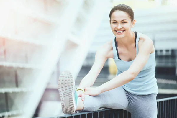 Fröhliche schlanke Frau genießt Training im Freien. — Stockfoto