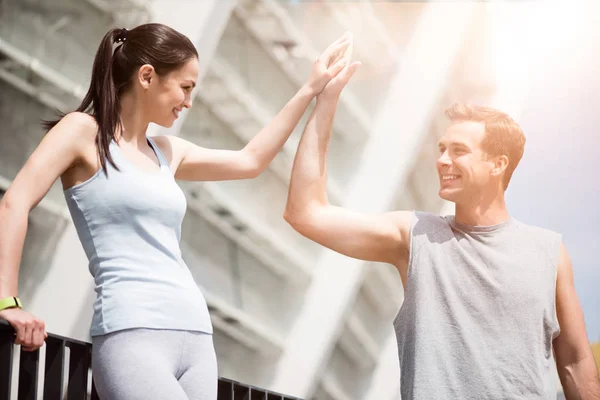 Bonito homem desportivo descansando com a mulher — Fotografia de Stock