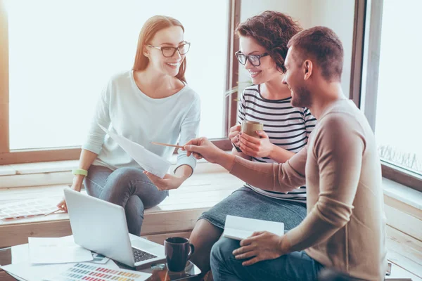 Confrères joyeux travaillant dans le bureau — Photo