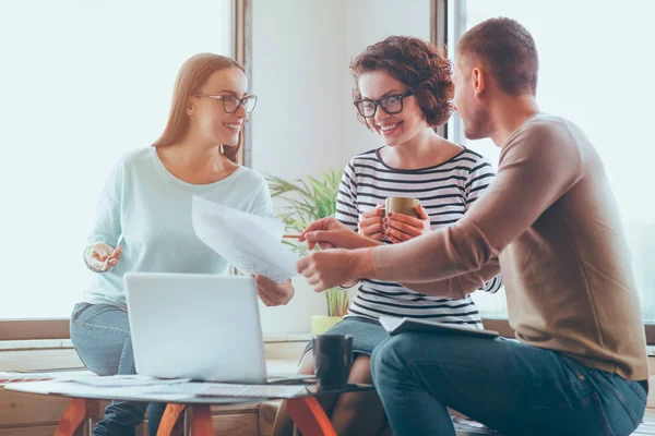 Leende kollegor diskutera projektet på jobbet — Stockfoto