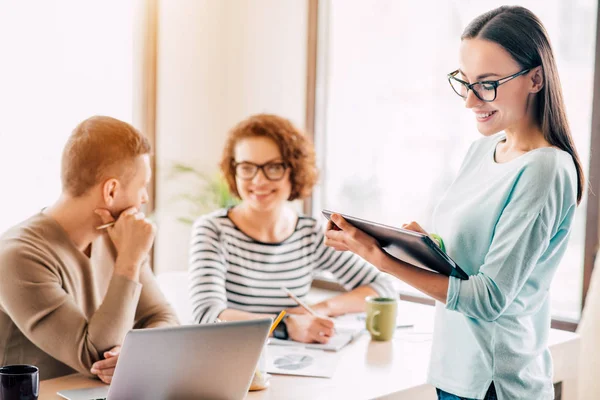 Gezellige vrouw die werkt in het kantoor — Stockfoto