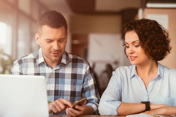 Colegas positivas sentadas a la mesa — Foto de Stock