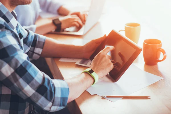 Angenehmer Mann mit Tablet — Stockfoto