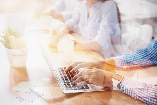 Close up of man typing on laptop — Stock Photo, Image