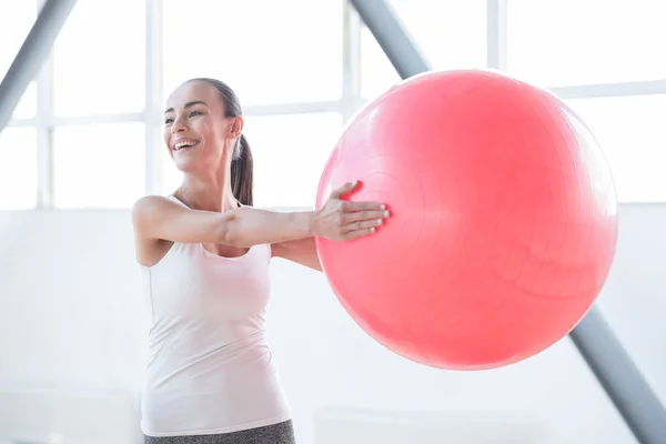 Bra glad kvinna tränar med en fitness boll — Stockfoto