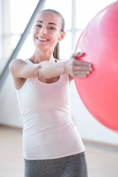 Glad positiv kvinna som njuter av träningen — Stockfoto