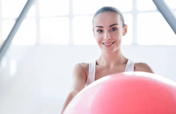 Hermosa mujer feliz sosteniendo una pelota de fitness rosa — Foto de Stock