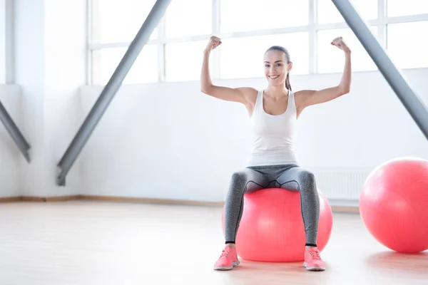 Positivo donna ben costruito mostrando la sua forza — Foto Stock