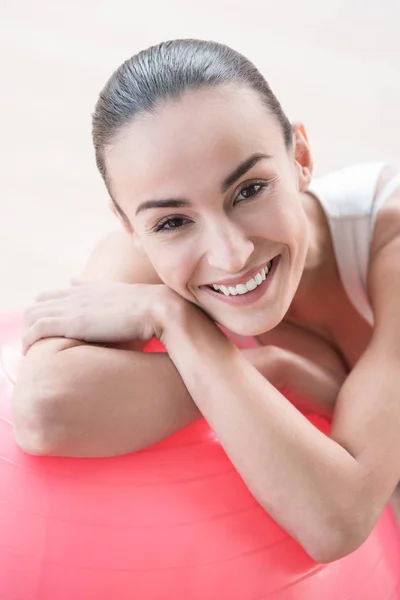 Alegre hermosa mujer sonriendo — Foto de Stock