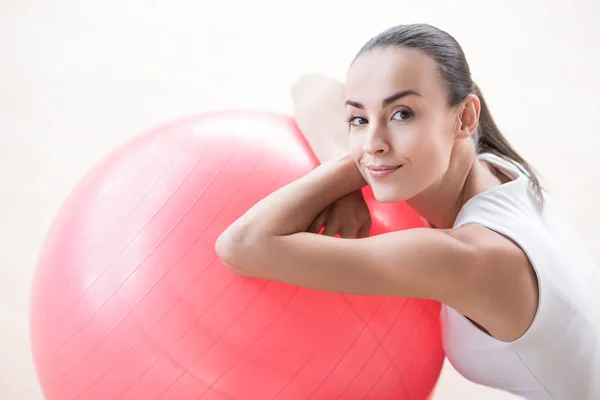 Mujer alegre de buen aspecto sonriendo — Foto de Stock